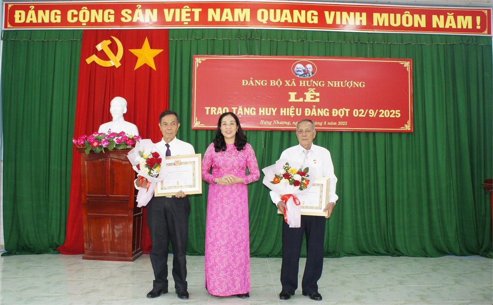 Xã Hưng Nhượng tổ chức Lễ trao Huy hiệu Đảng đợt 2/9