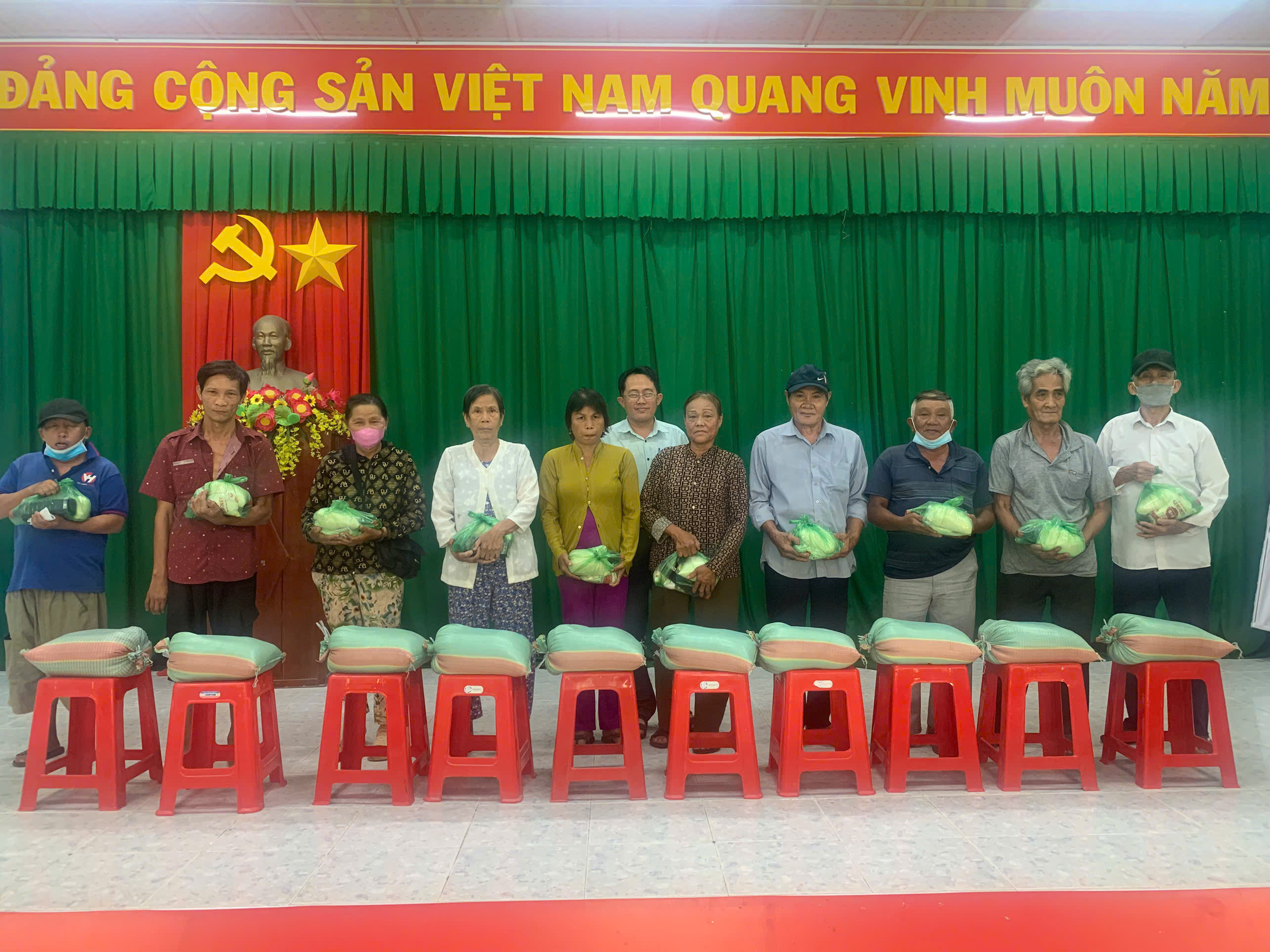 Ủy ban nhân dân xã Hưng Nhượng tổ chức phát 70 phần quà cho hộ gia đình có hoàn cảnh khó khăn 