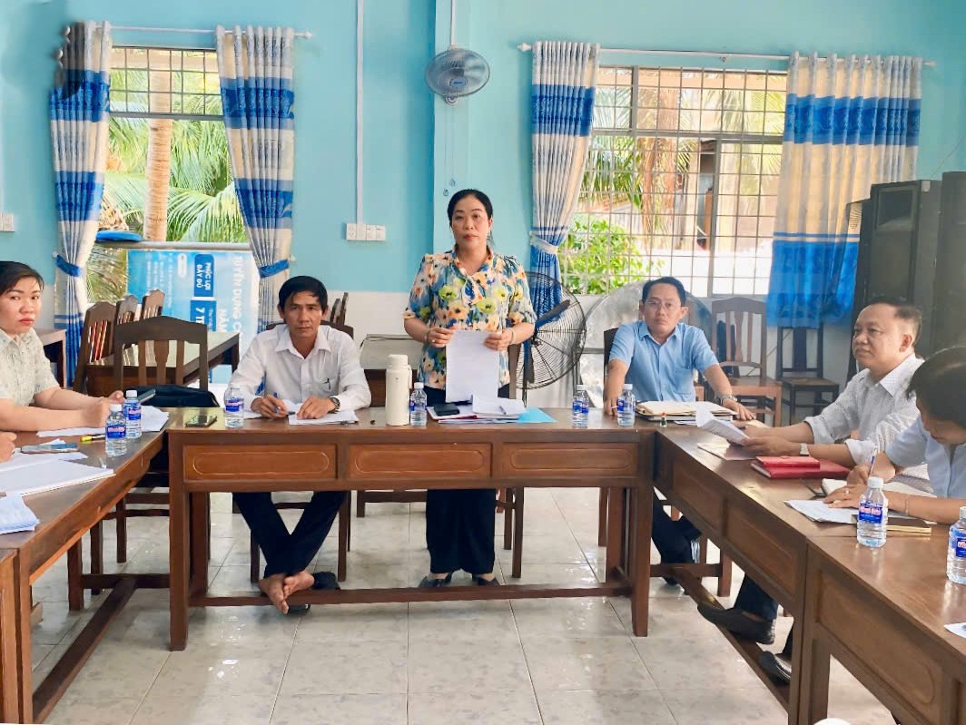 Thường trực Đảng ủy xã làm việc với tập thể lãnh đạo Ủy ban nhân dân và Văn phòng HĐND&UBND xã