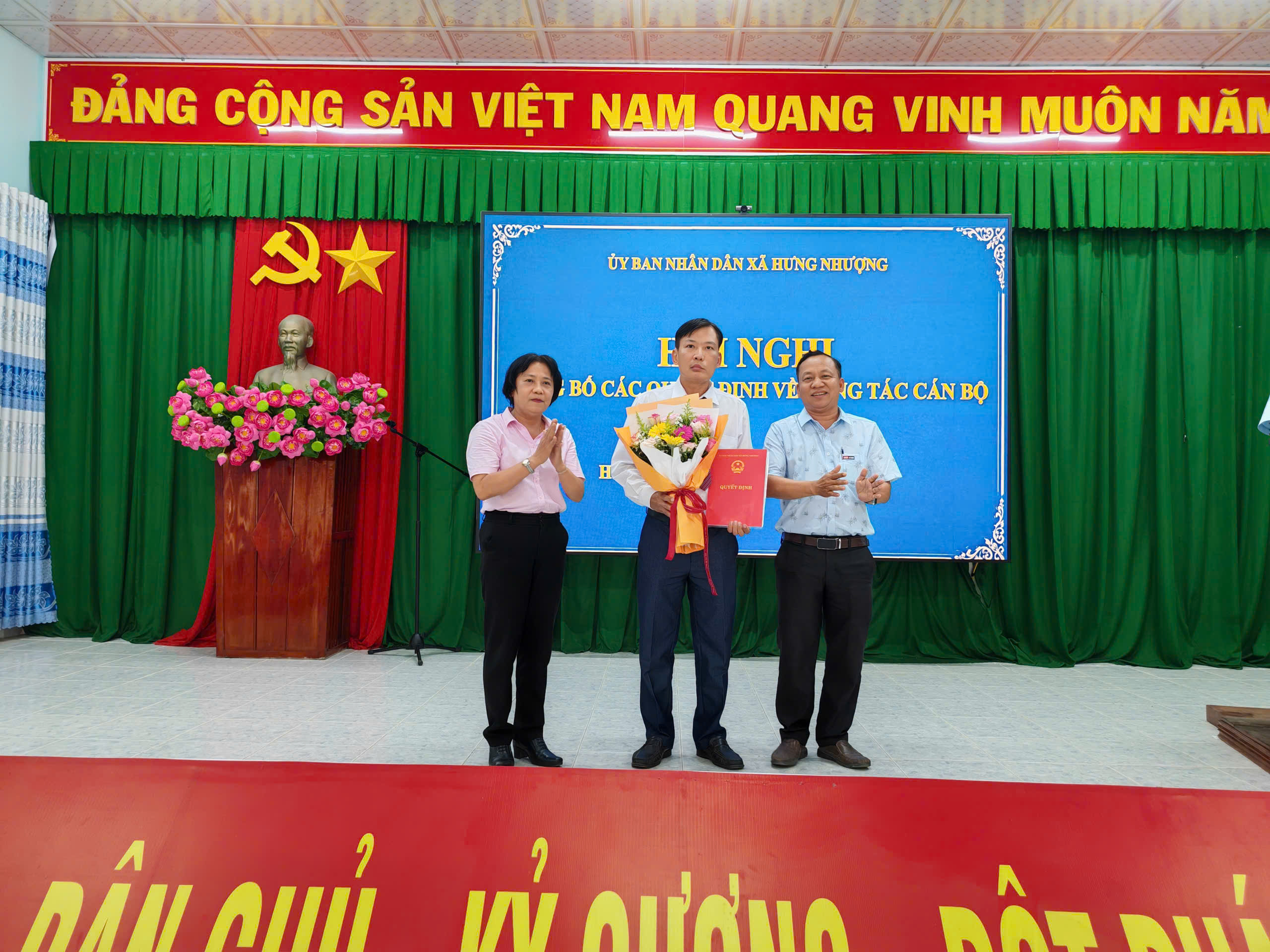 Xã Hưng Nhượng công bố Quyết định bổ nhiệm Giám đốc Trạm Y tế xã và Quyết định tiếp nhận nhân sự Trung tâm Dịch vụ sự nghiệp công