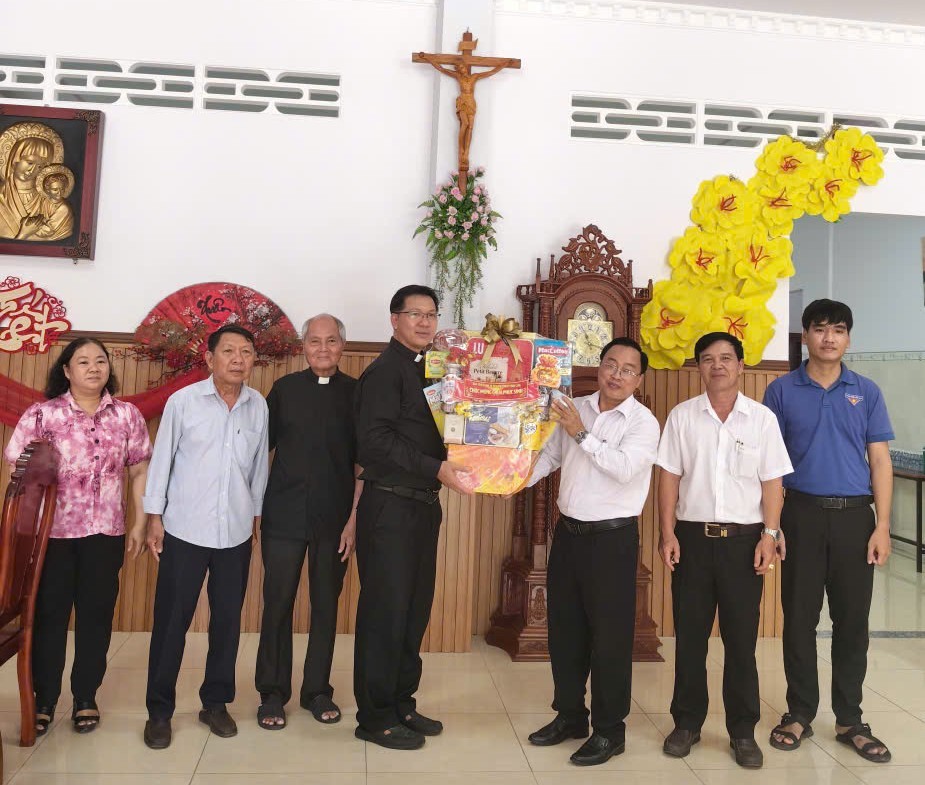 Ban Tuyên giáo và Dân vận Tỉnh ủy Vĩnh Long thăm, chúc mừng Lễ Phục sinh tại Nhà thờ La Mã xã Hưng Nhượng