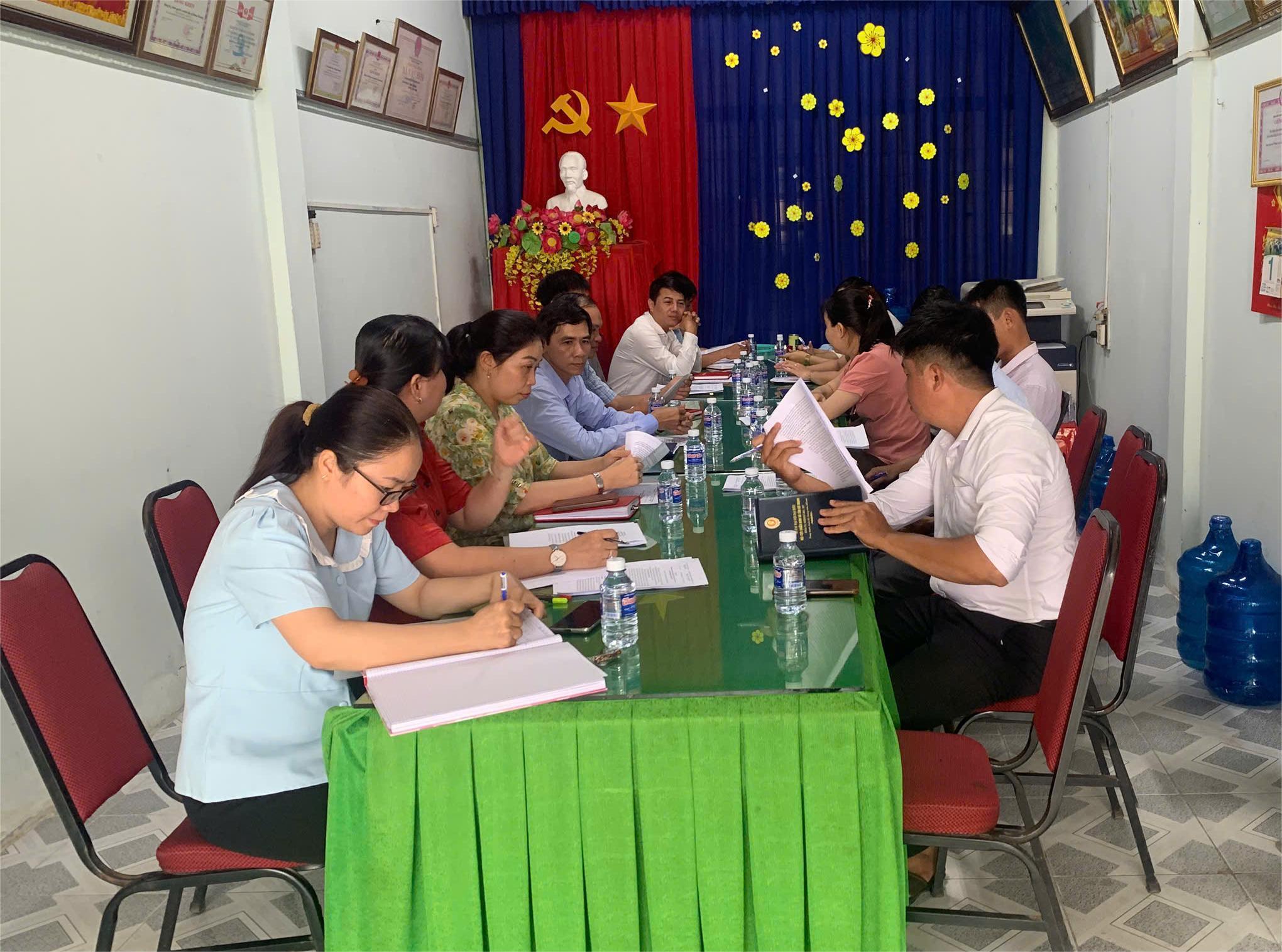 Thường trực Đảng ủy xã Hưng Nhượng làm việc với Phòng Kinh tế