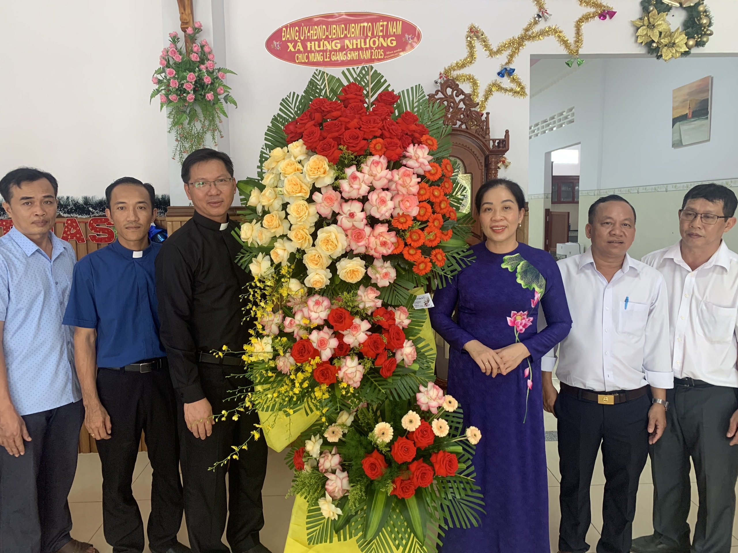 Xã Hưng Nhượng tổ chức đoàn thăm chúc mừng Lễ Giáng sinh các cơ sở tôn giáo trên địa bàn xã