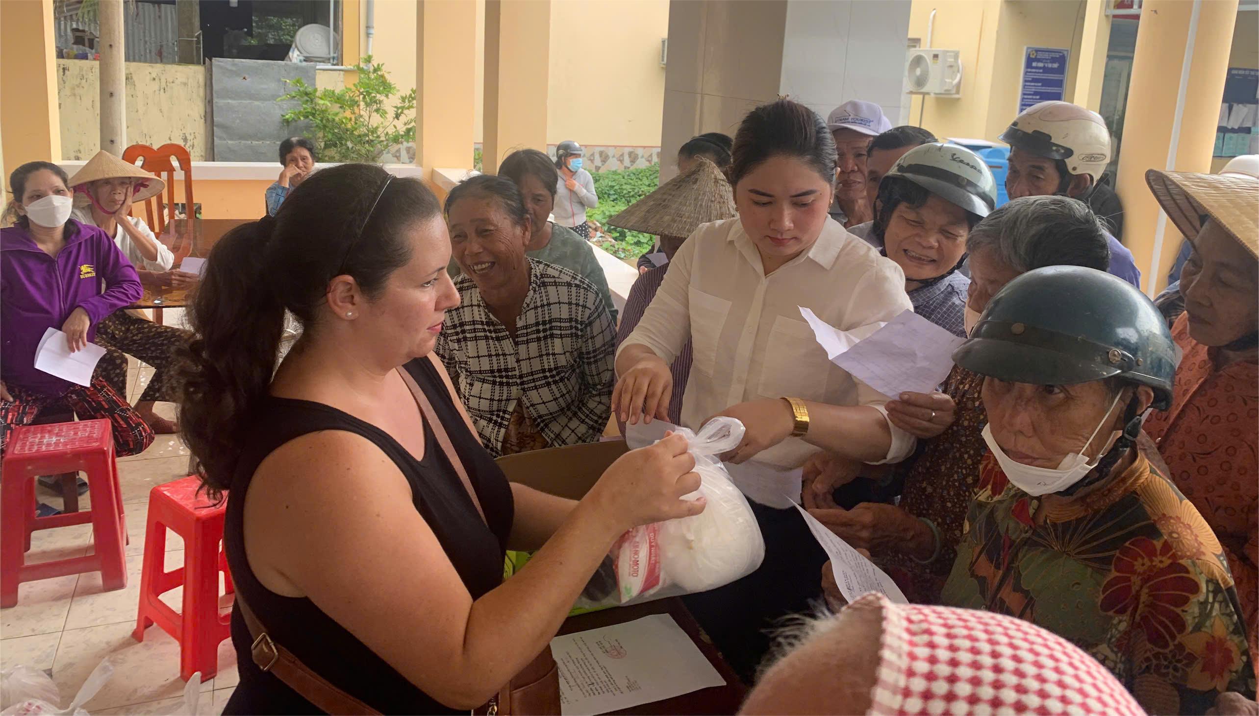 Xã Hưng Nhượng tổ chức phát 100 phần quà cho hộ gia đình có hoàn cảnh khó khăn