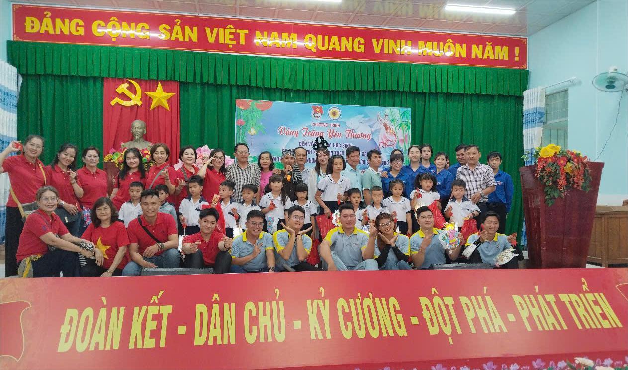 Xã Hưng Nhượng tổ chức chương trình Trung thu "Vầng trăng yêu thương" cho các em học sinh 